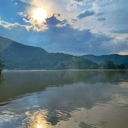Kucica Na Jezeru Ovcarsko-kablarska Klisura Boat Access Only Čačak